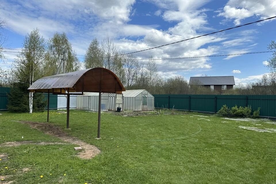 Навес и теплицы тоже являются вспомогательными сооружениями. Фото: Мир Квартир