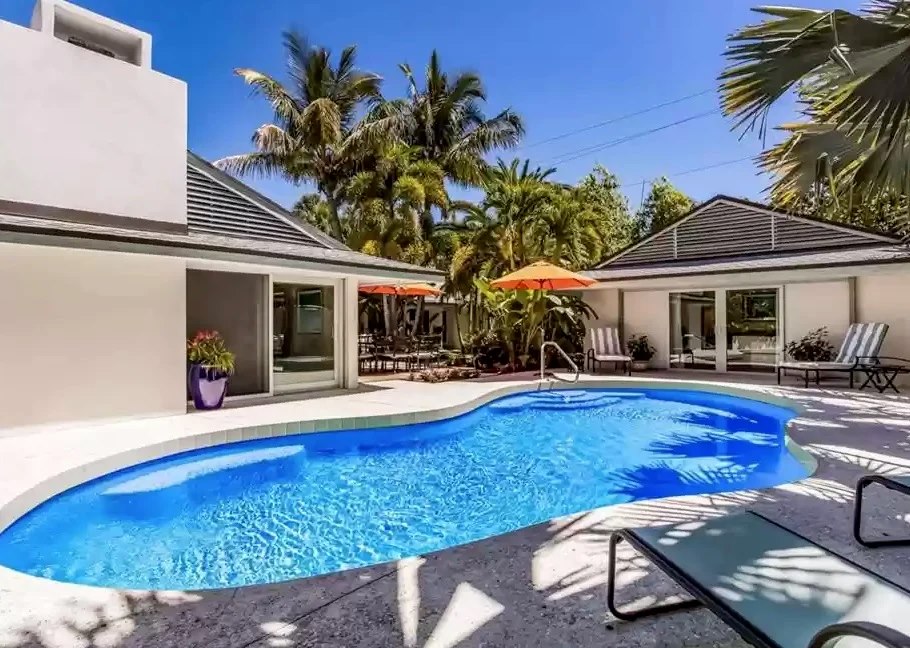 По сравнению с виллами российских олигархов это барак. Но не Обама – его Карлсон не любит. Фото: urbansplatter.com