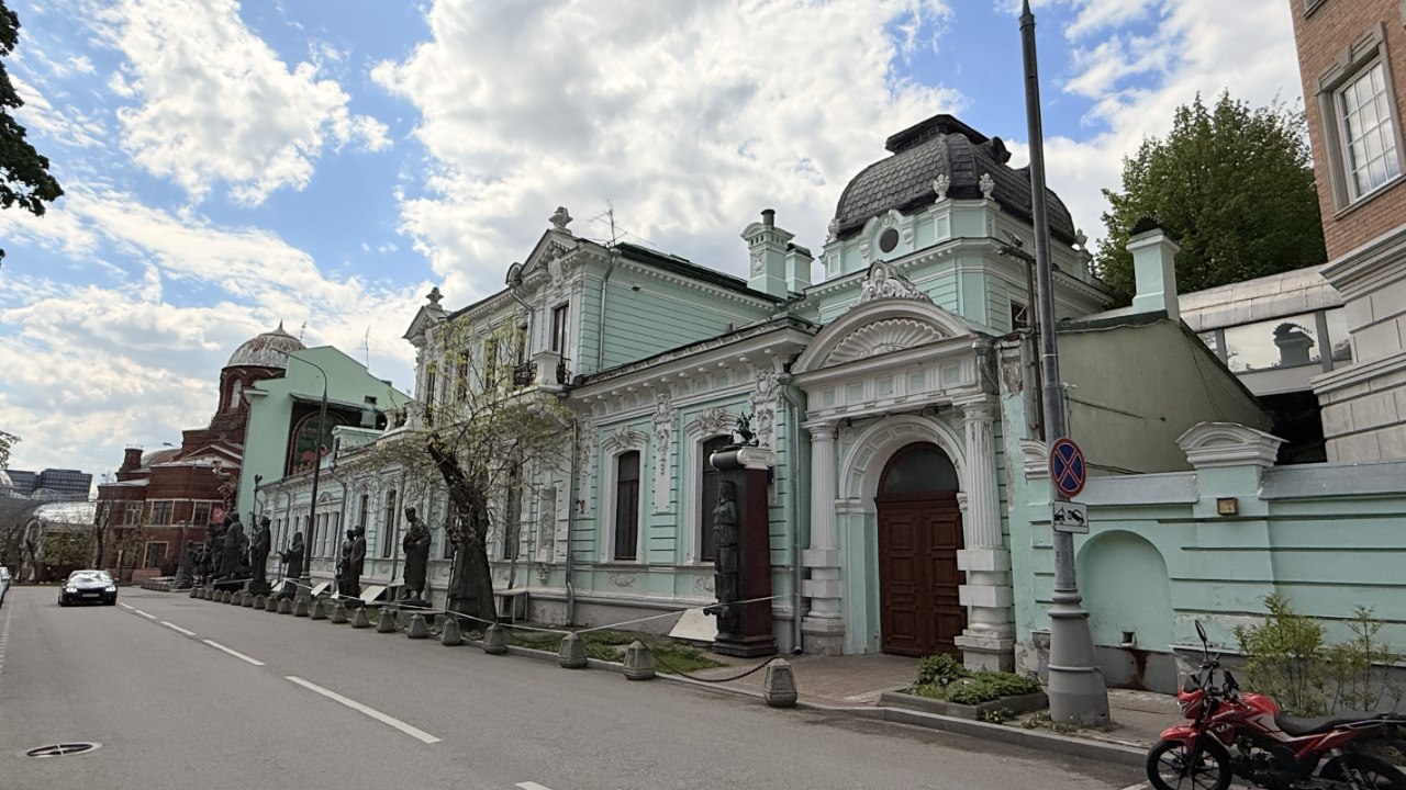 Дом Горбуновых со скульптурами Церетели стал знаковым для улицы. Фото: Мир Квартир