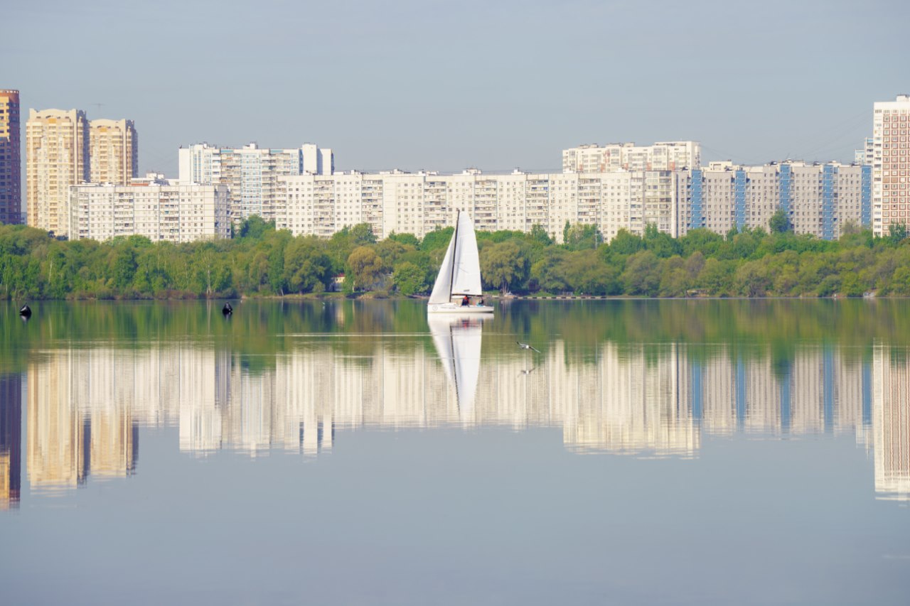 Строгино – чистый воздух и водная гладь. Фото: © Александр К / Фотобанк Лори