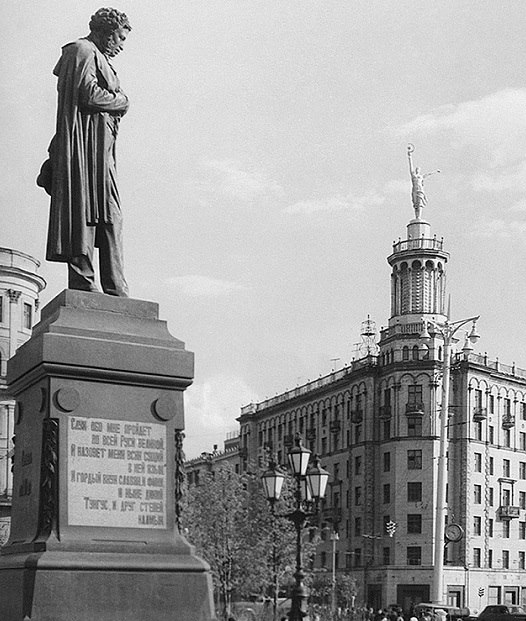 Памятник пушкину на тверской фото Где жили балетные: Асаф и Суламифь Мессерер, Майя Плисецкая и Марис Лиепа. И зач