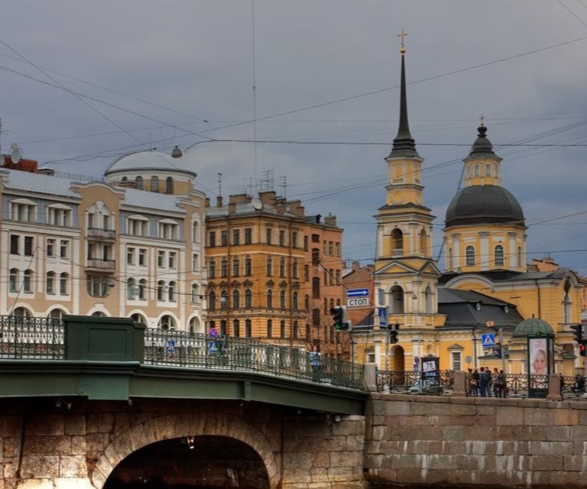 Петербург ул моховая. Храм Симеона и Анны в Санкт-Петербурге на Моховой. Храм Симеона и Анны на Фонтанке. Моховая улица СПБ. Церковь Симеона и Анны в Санкт-Петербурге вид с Фонтанки.